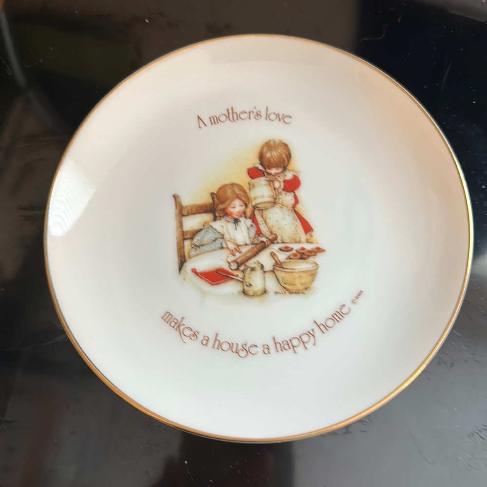 Vintage Lasting Memories Decorative Plate.